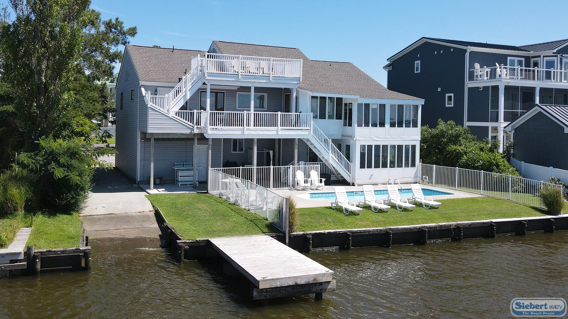 Baycation Joes Exterior